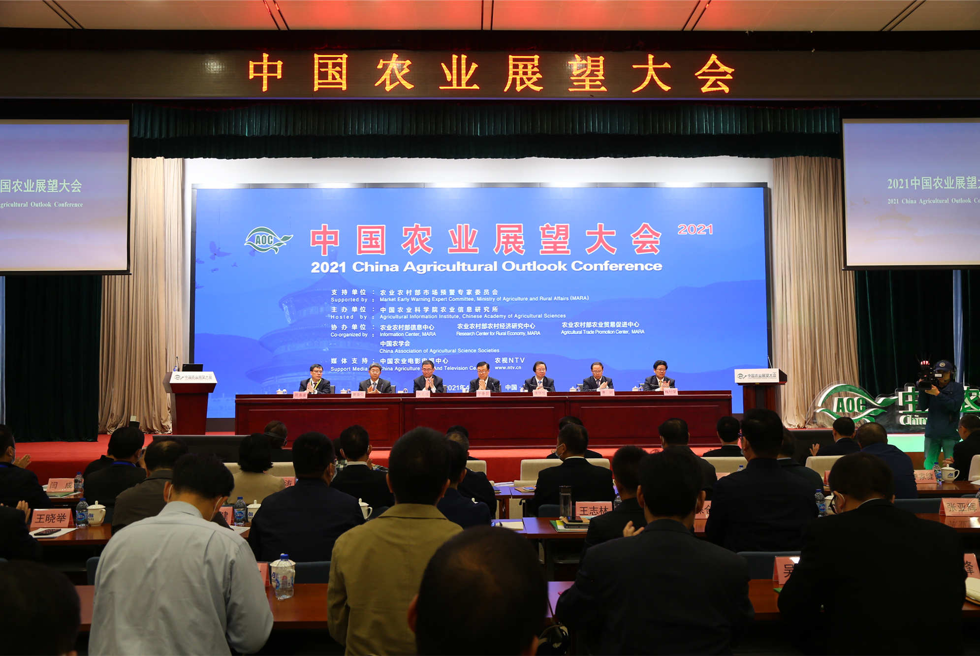 米乐m6官网app登录:冲鸭！《疯狂快车手》12月大更新引爆游戏热潮和兑换码福利